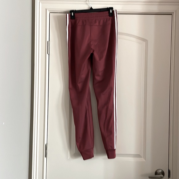 One full set and a pair of sweats - Picture 6 of 6